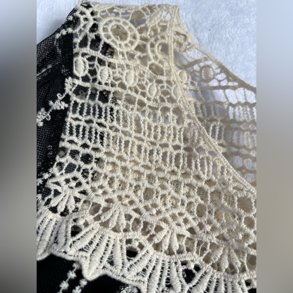 ALTARD STATE | W + B Crochet + Lace top - Picture 3 of 6